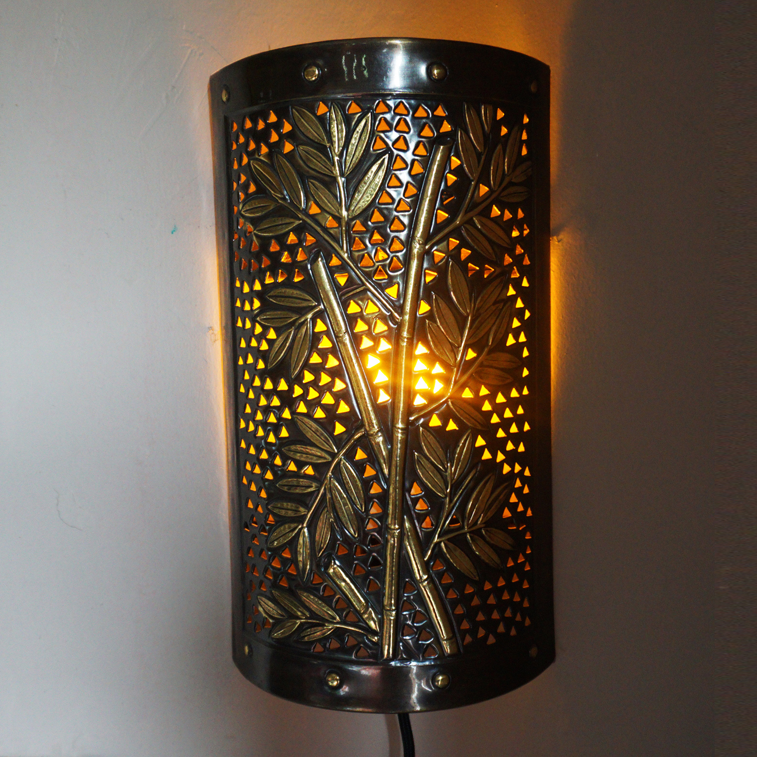 Lampu Dinding Kuningan Motif Bambu